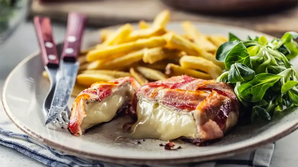 Camembert rôti dans du bacon