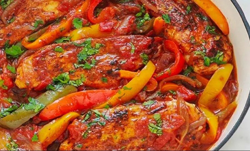 Un Voyage Culinaire : Poulet aux Poivrons, Oignons et Tomates