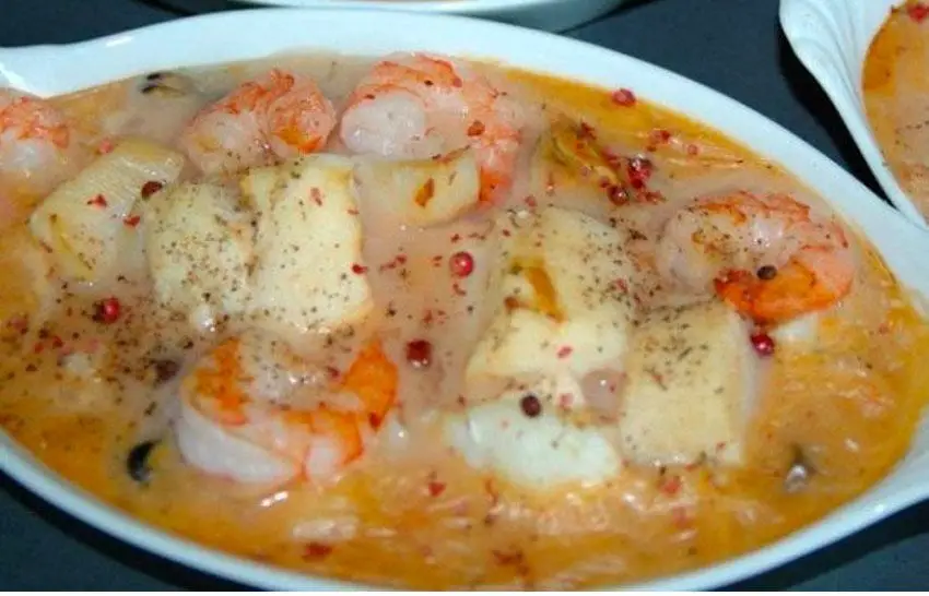 Une Cassolette de Noix de Saint-Jacques, Champignons et Crevettes