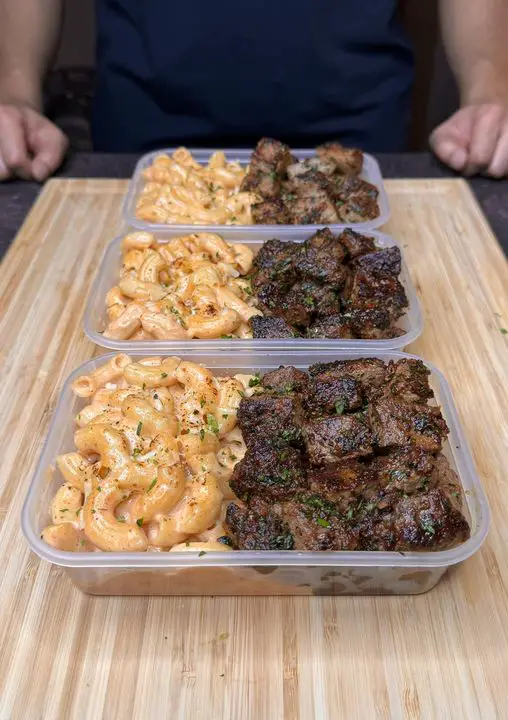Bouchées de Steak aux Herbes à l'Ail et Mac et Fromage Cajun