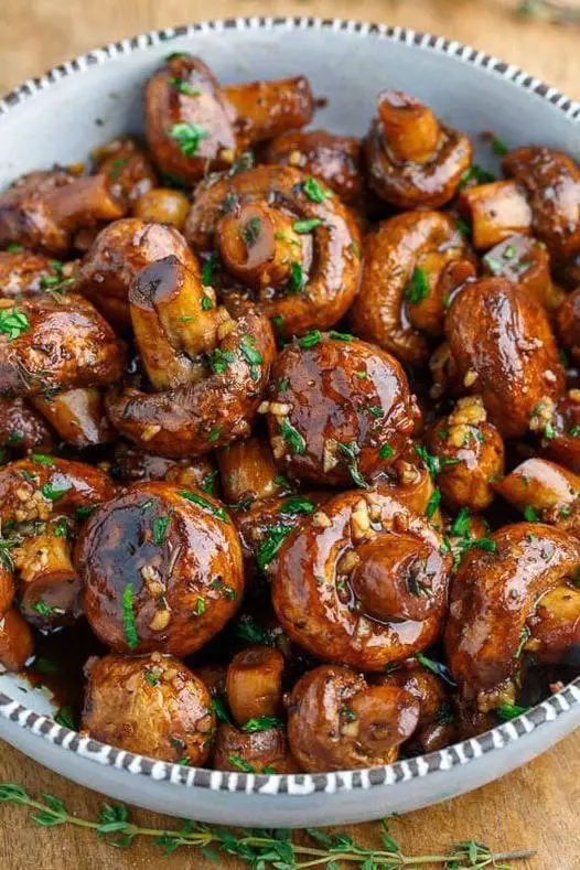 Champignons Rôtis à l'Ail et au Beurre Balsamique-Soya : Un Plat D'accompagnement Sublime
