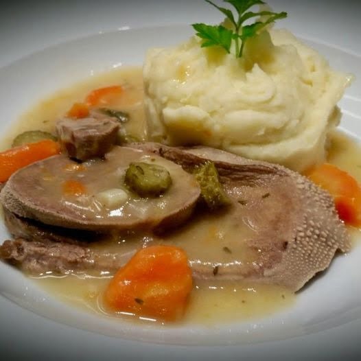 Langue de Bœuf Sauce Piquante : Un Voyage Culinaire Épicé et Riche en Histoire