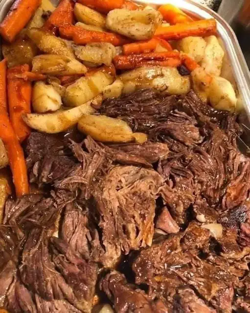 Le Rôti de Bœuf, Pommes de Terre, Carottes et Oignons : Un Trésor Gastronomique
