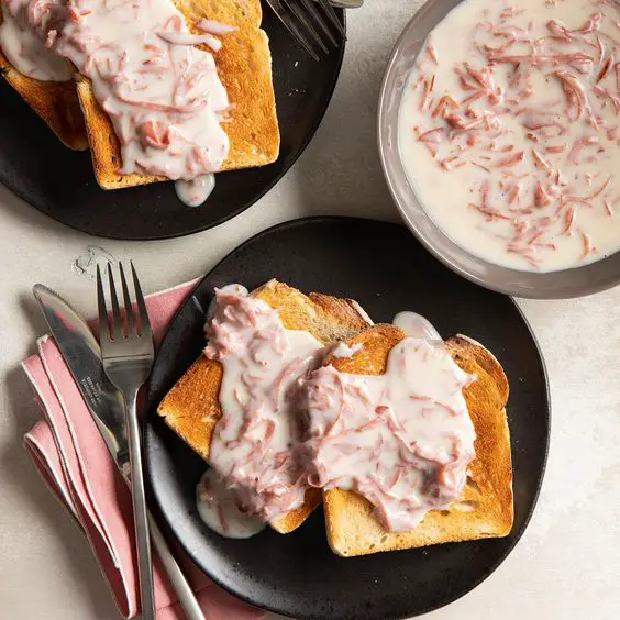 Home-Style Classic Creamed Chipped Beef on Toast: