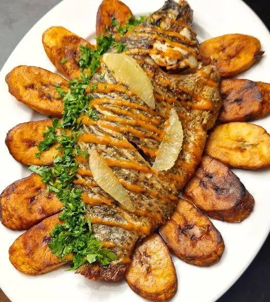 Tilapia Grillé et Banane Plantain Frite à la Sauce Tomate Gingembre