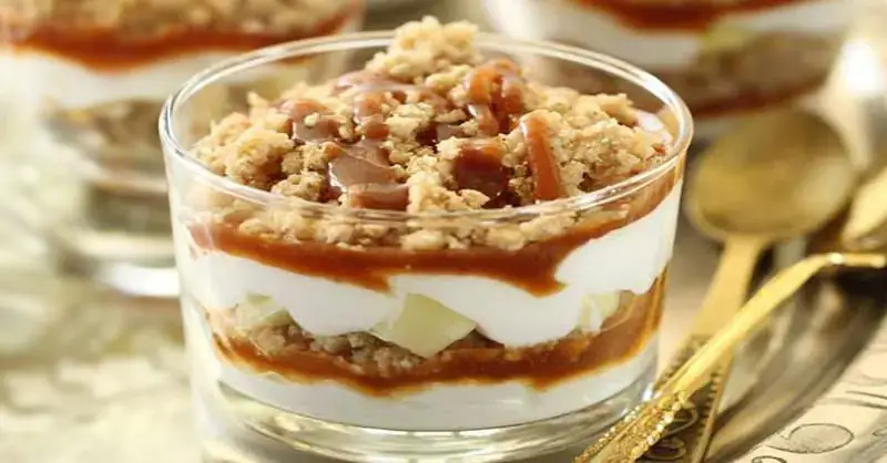 Crumble Aux Pommes Au Caramel Et A La Creme Fouettee