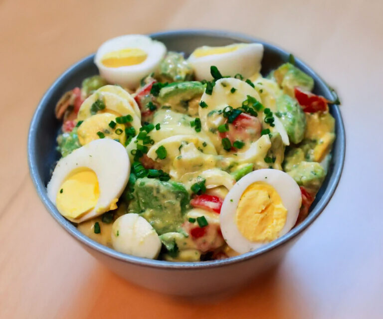 Salade d’œufs à l’avocat et sauce crémeuse : fraîche, rapide et nourrissante